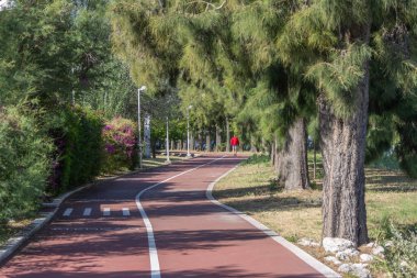 Alhandra, Portekiz 'de nehir kenarındaki dolambaçlı bir yol insanları doğanın ortasında sakin bir yürüyüşe ya da koşuya davet ediyor.