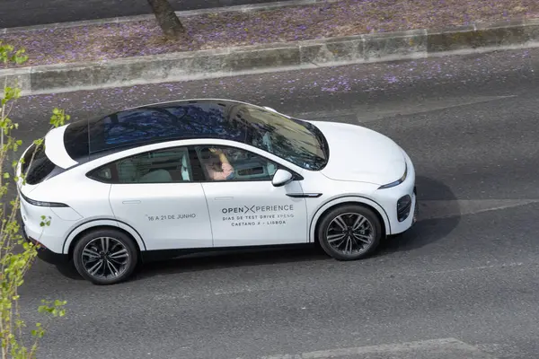 Şehir yolunda modern elektrikli cip, yenilikçi otomotiv teknolojisi ve sürdürülebilir ulaşım sergileniyor