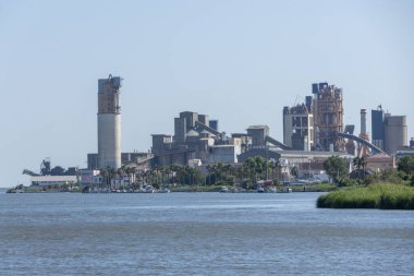 Alhandra, Portekiz 'deki çimento fabrikasının yer aldığı sanayi manzarası çevre üzerindeki etkisini vurguluyor