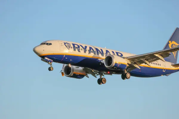 Ryanair Boeing 737 8as Lizbon Humberto Delgado havaalanına iniyor.
