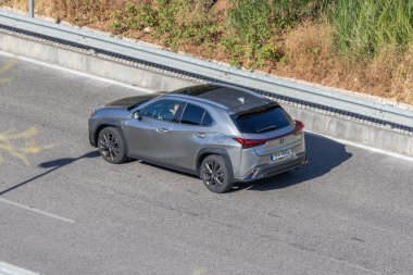 Modern gümüş Lexus ux 250 saat lüks bir geçiş yolu güneşli bir günde otoyolda