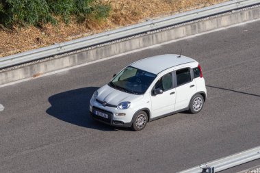 Beyaz keman panda bir yaz günü otoyolda, yukarıdan görüldü.