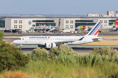 Modern Air France Airbus a220 Lizbon Humberto Delgado Havaalanı pistinde taksicilik yapıyor.