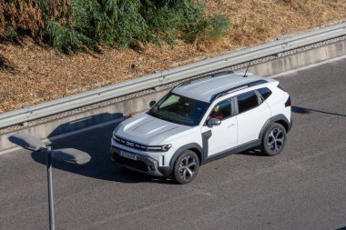 Modern beyaz SUV dr. 6.0 otoyolda gidiyor.