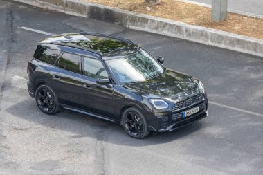 Şehir yolunda hareket halindeki siyah SUV, yukarıdan yakalandı.