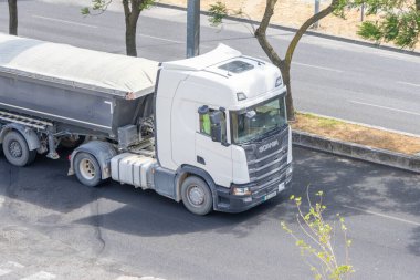 Lizbon yolunda ilerleyen bir kamyonun hava görüntüsü.