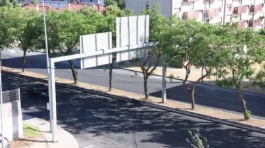 Lizbon 'da bir caddede giden arabaların hızlandırılmış videosu.