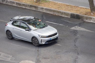 Şehir yolunda giden gümüş renkli bir arabanın hava manzarası.