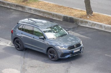 Lizbon 'da şehir yolunda giden gri bir cip.