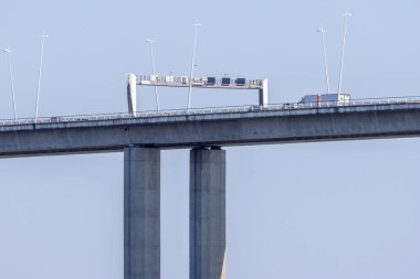 Vasco da gama köprüsünü geçen trafik, viyadük ve raniewler tarafından çevrelenmiş bir kablo kaldı. Bu köprü tagus nehri boyunca uzanır. Park das nacoes, Lizbon, Portekiz