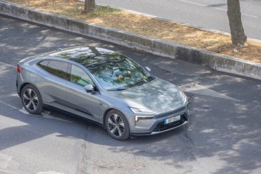 Lizbon yolunda hareket halindeki modern elektrikli araba, hava manzarası