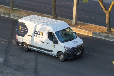 Beyaz renault ana minibüsü, hızlı markalaşma ile bir şehir yolunda sürüş, verimli dağıtım hizmeti sağlar