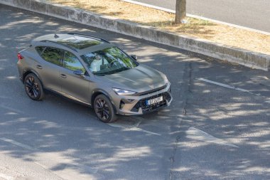 Şehir trafiğinde asfalt yolda giden modern cupra formentor SUV