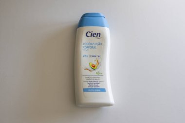 Beyaz bir zemin üzerinde izole edilmiş, nemlendirici ve besleyici özelliklerini gösteren cien vegan vücut losyonunun stüdyo çekimi