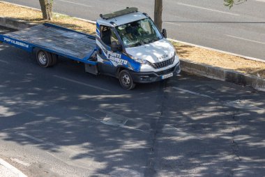 Yol kenarına park etmiş boş bir çekici, ihtiyacı olan araçlara yol yardımı yapmaya hazır.