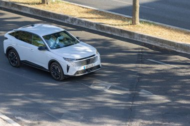 Beyaz peugeot 408 asfalt yolda gidiyor.