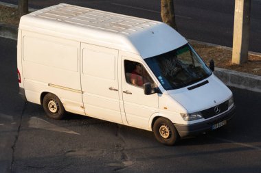 Beyaz Mercedes Benz Sprinter minibüsü şehir içinde mal taşıyordu.
