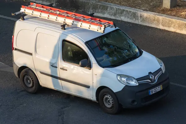 Beyaz renault kangoo. Çatıda merdiveni var. Şehir yolunda gidiyor.