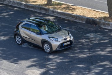 Modern kompakt geçiş toyota aygo x şehir yolunda sürüş
