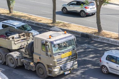 Diğer araçlarla birlikte yolda giden istisnai nakliye kamyonu.