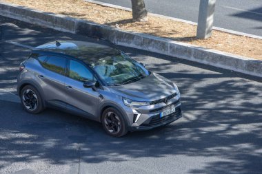 Modern Renault captur e tech prize hibrid araba asfalt yolda sürüş