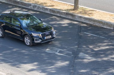 Yazın asfalt yolda modern siyah audi q2 sürücüsü