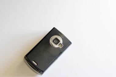 Eski nokia n80 cep telefonu beyaz arka planda duruyor, klasik tasarımını ve özelliklerini sergiliyor