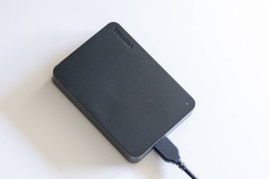 Siyah toshiba harici hard disk veri aktarımı, yedekleme veya bilgi depolama