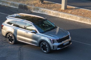 Modern kia sorento SUv asfalt yolda sürüyor