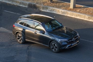 Gösterişli Mercedes Benz GLC SUV güneşli bir günde geziyor, zarif tasarımını ve güçlü performansını sergiliyor
