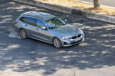 Modern gümüş bmw serisi asfalt yolda 3 tur