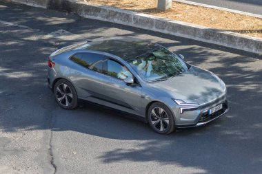 Gri kutup yıldızı 2 asfalt yolda giden elektrikli araba modern otomotiv teknolojisi ve sürdürülebilir ulaşım sergiliyor.