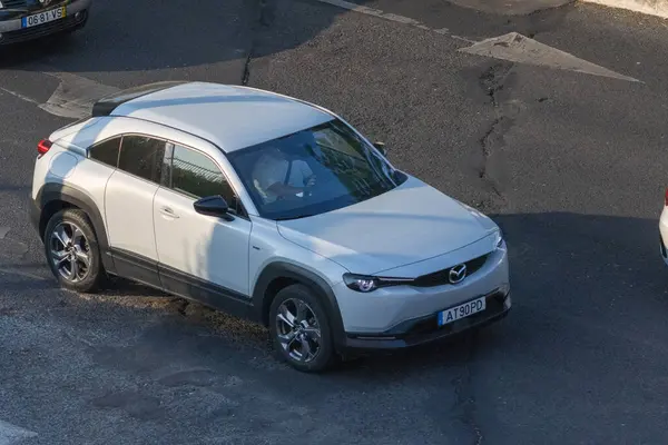 Modern elektrik mazda mx 30 asfalt yolda gidiyor