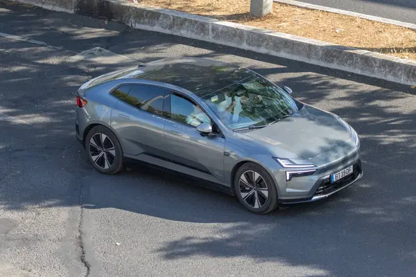 Gri kutup yıldızı 2 asfalt yolda giden elektrikli araba modern otomotiv teknolojisi ve sürdürülebilir ulaşım sergiliyor.