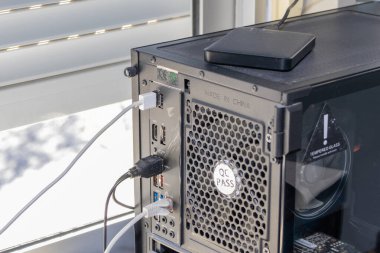 Masaüstü bilgisayarına bağlı dış depolama aygıtı, veri transferi ve yedekleme konseptini gösterir