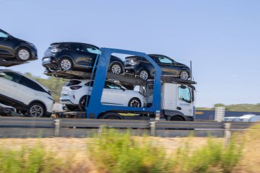 Otoyolda yeni araçlar taşıyan nakliye kamyonu, araba taşımacılığı ve teslimat endüstrisi