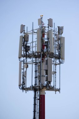 Hücre kulesi açık mavi gökyüzüne karşı dimdik duruyor. Küresel iletişim ve bağlantıyı simgeliyor.