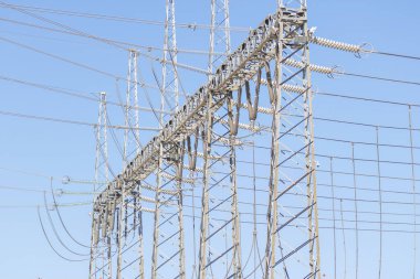 Metal çerçeve, açık bir günde şebekeye elektrik dağıtan yüksek gerilim hatlarını destekler.