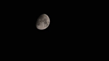 Gece gökyüzünde video zamanı dolmuş ay