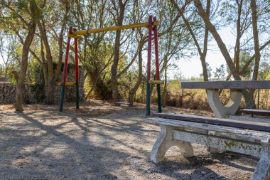 Park alanı, salıncak, beton piknik masası ve bank temin ediyor.
