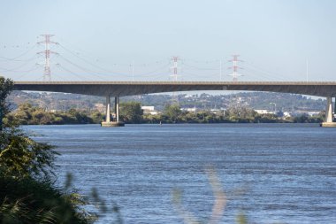 Portekiz, Carregado yakınlarındaki tagus nehri üzerinde karayı birleştiren Leziria köprüsü.
