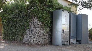 Eski aletler doğada terk edilmiş.