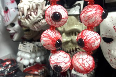 Dekoratif insan gözleri Cadılar Bayramı tatili için mağazada asılı duruyor..