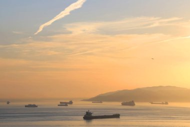 Gün batımında Cebelitarık Boğazı 'nda gemi siluetleri olan güzel bir deniz manzarası..