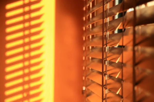Fundo Laranja Abstrato Estores Madeira Iluminados Pelo Pôr Sol Foco — Fotografia de Stock
