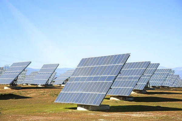 Güneş Panelleri Sahada Tema Alternatif Bir Güç Kaynağı - Stok İmaj