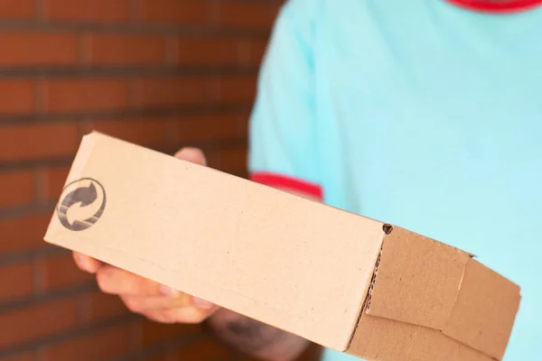 Pacote Uma Caixa Catron Embalagem Uma Mão Homem Tema Serviço — Fotografia de Stock
