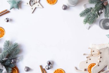 Beyaz arka plan, güzel Noel süslemeleri, köknar dalları ve portakal dilimleri. Merkezde metin için alanı olan Yeni Yıl teması arkaplanı.