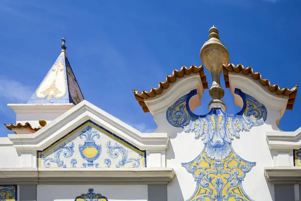 Binanın çatısının bir parçası mavi gökyüzünün arka planında Azulejo tarzında geleneksel Portekiz fayanslarıyla süslenmiş..