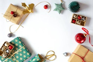 Güzel Noel arkaplanı, temalı süslemeler ve kağıt paketlerle süslenmiş hediyelerle süslenmiş. Retro tarzı. Yukarıdan görüntüle. 